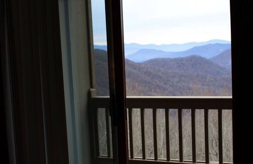 Wolf Laurel Condominio | DIRECT MOUNTAIN VIEWS! Hike & swim on-site! Private balcony! WOW!!