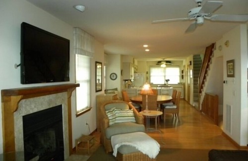 Fenwick Island Casa | Direct Ocean Front Townhouse con múltiples cubiertas actualizadas y hermosas
