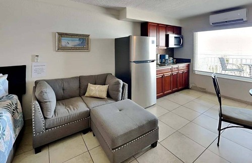 East Daytona Condominio | Direct Ocean Views, Clean & Cozy Studio – Walk to Dining & Beach Fun