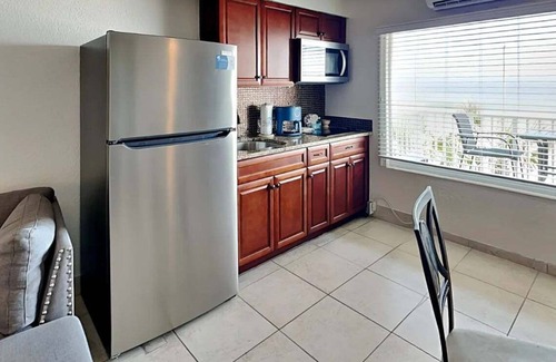 East Daytona Condominio | Direct Ocean Views, Clean & Cozy Studio – Walk to Dining & Beach Fun