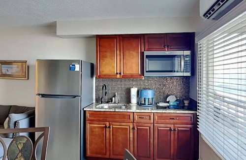 East Daytona Condominio | Direct Ocean Views, Clean & Cozy Studio – Walk to Dining & Beach Fun