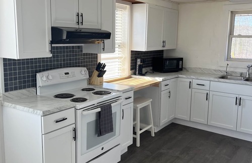 North Vassalboro Casa | Directly across the street from China Lake and boat launch
