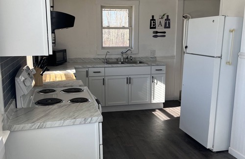 North Vassalboro Casa | Directly across the street from China Lake and boat launch