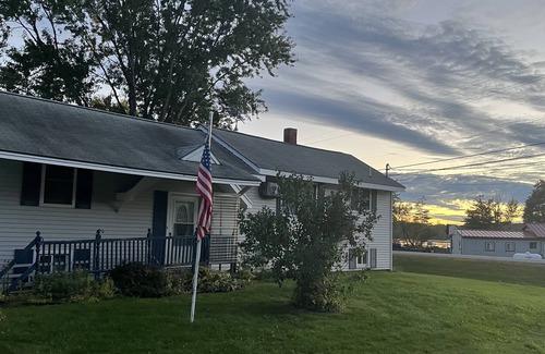 North Vassalboro Casa | Directly across the street from China Lake and boat launch