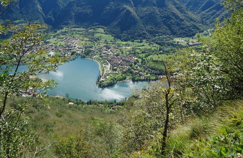 Idro Apartamento | DIRECTLY ON THE BEACH / LAKE, apartment up to 4 people, small pool, garden, wide view