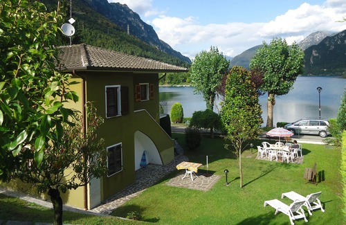 Idro Apartamento | DIRECTLY ON THE BEACH/LAKE, apartment for up to 4 people, pool, garden, wide view