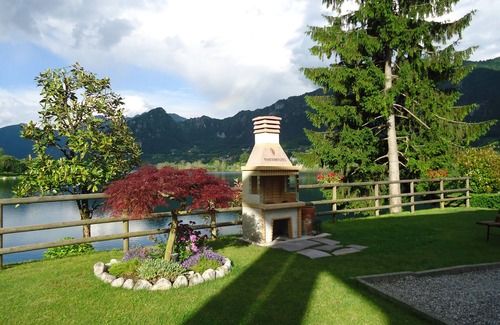 Idro Casa | DIRECTAMENTE EN EL LAGO / PLAYA, hasta 7 personas, con amplio jardín, piscina y excelente ubicación