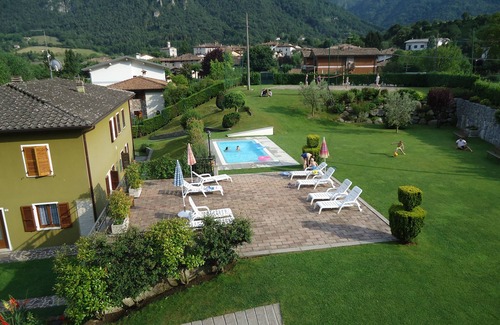 Idro Casa | DIRECTAMENTE EN EL LAGO / PLAYA, hasta 7 personas, con amplio jardín, piscina y excelente ubicación