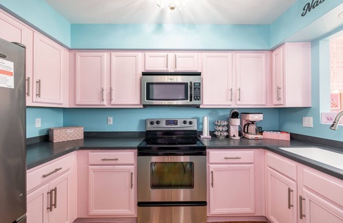 East Bank Condominio | Disco Cowgirl Bachelorette Bash Pad - Pool - Karaoke - 5 Queen Beds - Downtown