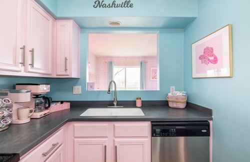 East Bank Condominio | Disco Cowgirl Bachelorette Bash Pad - Pool - Karaoke - 5 Queen Beds - Downtown