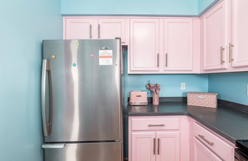East Bank Condominio | Disco Cowgirl Bachelorette Bash Pad - Pool - Karaoke - 5 Queen Beds - Downtown