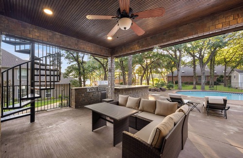 Azle Casa | Discount! 30% - King Beds LUX Pool at the Lake Theater Gym Arcade