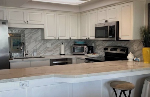 Imperial Beach Condominio | Enorme patio privado moderno frente al mar. Restaurante en Bldg. +2 plazas de garaje gratis!