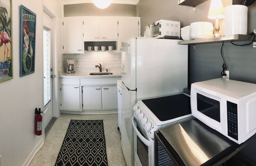 North Port Casa | 1 HAB, Den cerca de la playa / Warm Mineral Springs! Den w / bed, Dog Friendly Fenced Yard