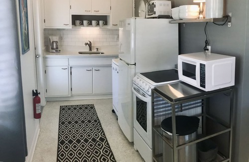 North Port Casa | 1 HAB, Den cerca de la playa / Warm Mineral Springs! Den w / bed, Dog Friendly Fenced Yard