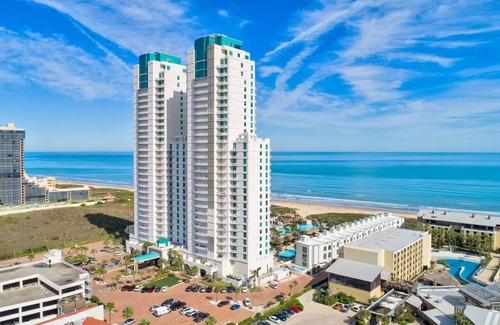 South Padre Island Condominio | Condominio frente al mar con impresionantes vistas a la playa, el océano y la piscina.