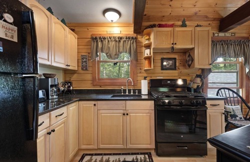 Ellsworth Cabina | Discover All-Season Adventures at Our White Mountains Rustic Log Cabin Retreat!