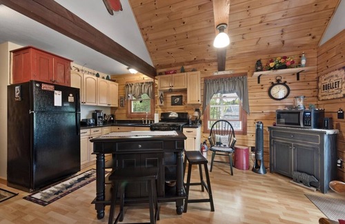 Ellsworth Cabina | Discover All-Season Adventures at Our White Mountains Rustic Log Cabin Retreat!
