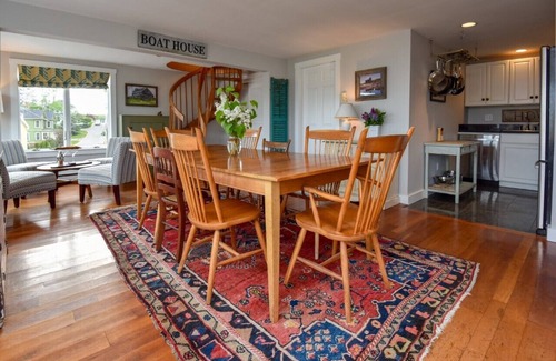 Boothbay Harbor Casa | Un elegante loft en el corazón de la costa de trabajo
