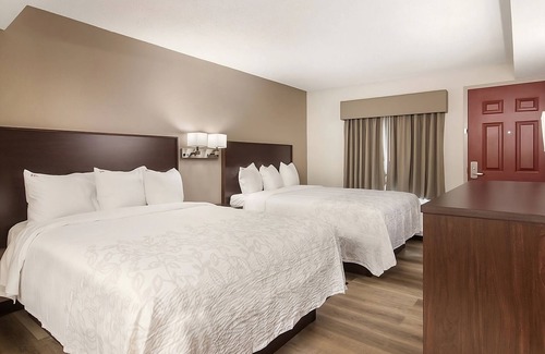 Erie Hotel | Discover Habibi Mediterranean Cuisine! 4 Units Close to Presque Island Beach!