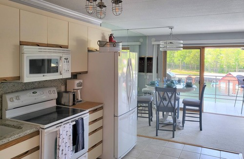 Laconia Condominio | Discover lake life living at its finest in our 2 bedroom on Lake Winnipesaukee!