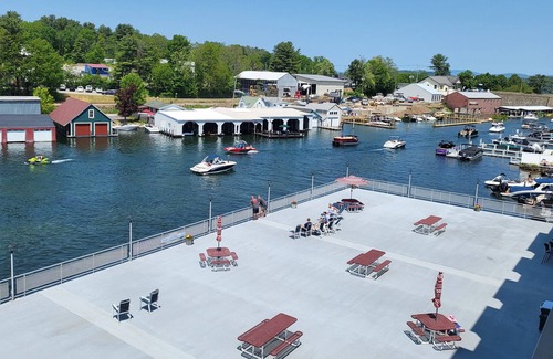 Laconia Condominio | Discover lake life living at its finest in our 2 bedroom on Lake Winnipesaukee!