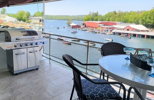 Laconia Condominio | Discover lake life living at its finest in our 2 bedroom on Lake Winnipesaukee!