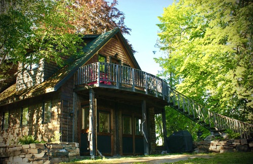 Kaslo Cabina | Discover Lakeside Serenity at Driftwood Cabin A cabin-chic retreat for up to 4