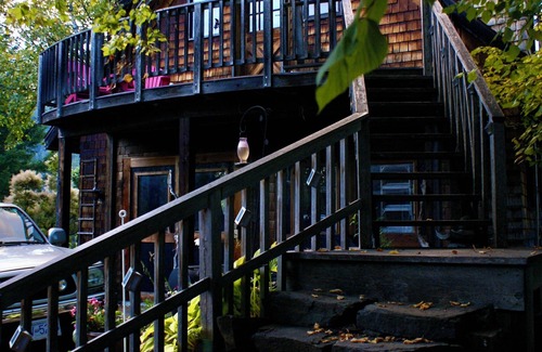 Kaslo Cabina | Discover Lakeside Serenity at Driftwood Cabin A cabin-chic retreat for up to 4