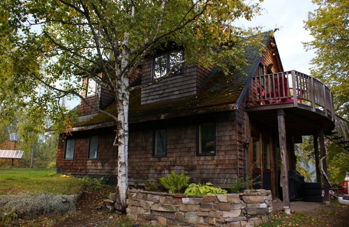 Kaslo Cabina | Discover Lakeside Serenity at Driftwood Cabin A cabin-chic retreat for up to 4