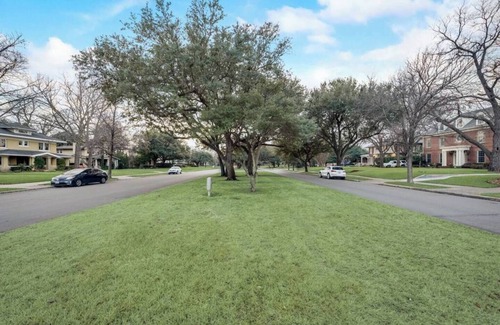 Old East Dallas Condominio | Modern Luxury Residence in Quiet Neighborhood