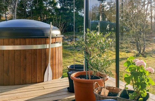Motala Casa | Discover the beauty of Swedish nature in this charming vacation home.