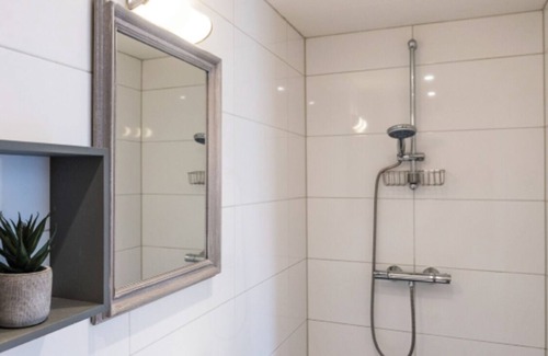 Zoutelande Apartamento | Descubre el encanto de una pequeña habitación elegante junto al mar con vibras de Ibiza, que incluye
