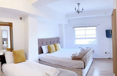 Chelsea Riverside Apartamento | Discover the Comforts of Modern Living with Our 2 Bed, 2 Bath Apartment in SW10