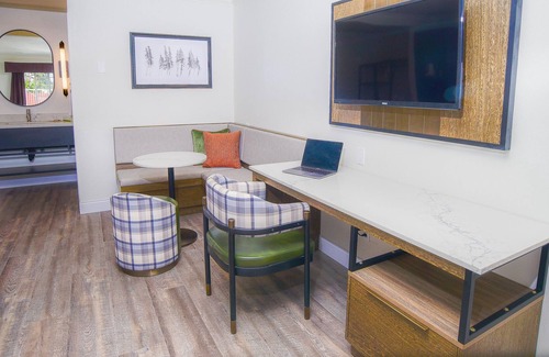 Willits Casa | Discover the Perfect Blend of Modern and Rustic Charm at The Woodrose in Willits