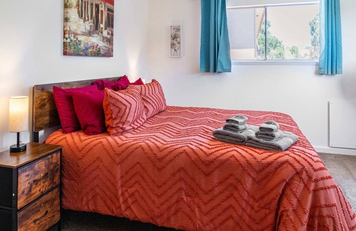 Oakland Apartamento | Discover this charming residence in the heart of Oakland, CA