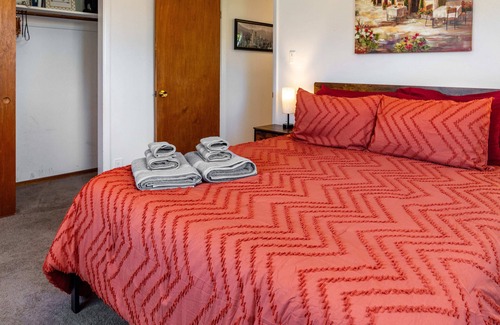 Oakland Apartamento | Discover this charming residence in the heart of Oakland, CA