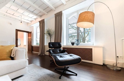 Ville Haute Apartamento | Discover Ville Haute - City Center Gem ID66
