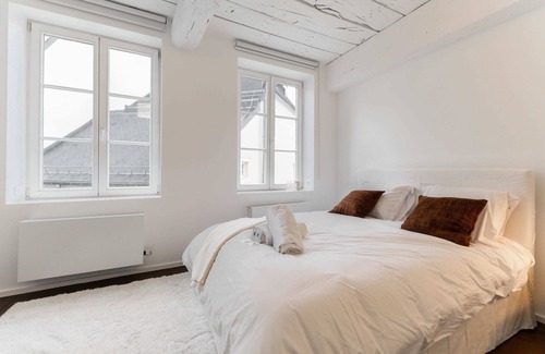 Ville Haute Apartamento | Discover Ville Haute - City Center Gem ID66