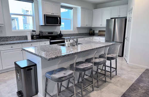Santa Ana Casa | Disney Getaway - Cozy & Spacious 4BD townhome!