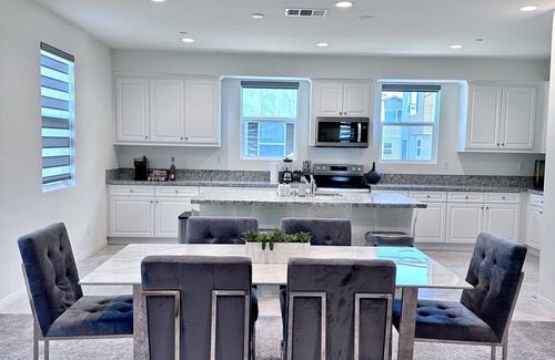 Santa Ana Casa | Disney Getaway - Cozy & Spacious 4BD townhome!