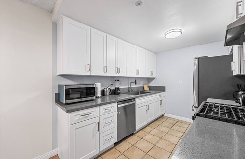 Southwest Anaheim Condominio | Disney/ Knotts Berry Condo! 12 mins ride to Disney
