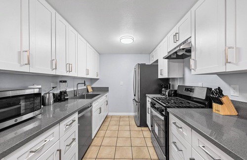 Southwest Anaheim Condominio | Disney/ Knotts Berry Condo! 12 mins ride to Disney