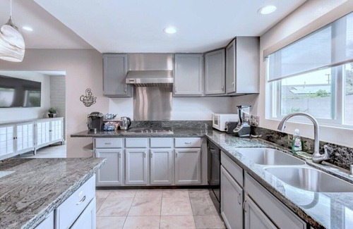Sherwood Forest and Thistle Development Casa | Disneyland 8 Bdrm 4 Bth Pool/HotTub, Large Parking