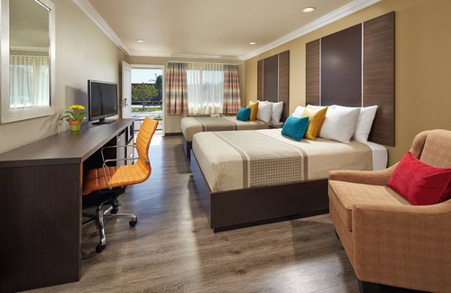 Anaheim Resort Hotel | Disneyland Adventure Awaits! Cozy 4 Unit Stay w/Outdoor Pool & Parking!
