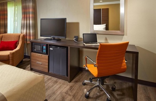 Anaheim Resort Hotel | Disneyland Adventure Awaits! Cozy 4 Unit Stay w/Outdoor Pool & Parking!