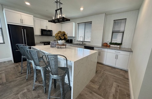 Riverview West Casa | Disneyland Getaway! 3BR 3.5 BATHS 4 Miles From Disney - Modern Detached