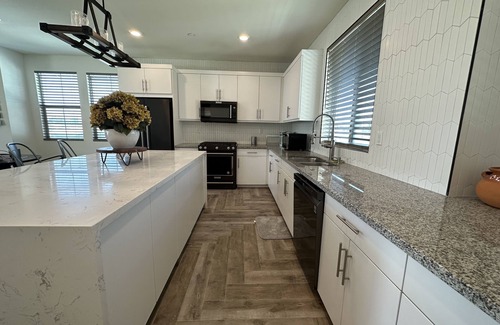 Riverview West Casa | Disneyland Getaway! 3BR 3.5 BATHS 4 Miles From Disney - Modern Detached