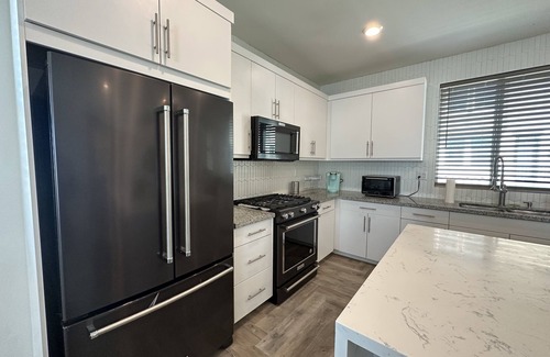 Riverview West Casa | Disneyland Getaway! 3BR 3.5 BATHS 4 Miles From Disney - Modern Detached