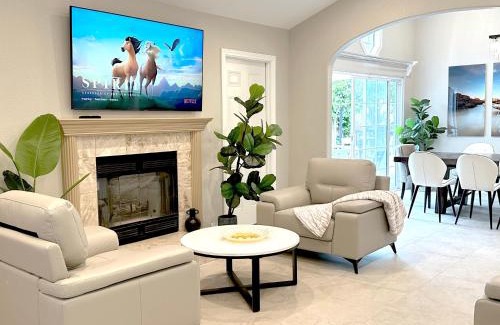 Sherwood Forest and Thistle Development Casa | Disneyland Vineyard Villa 6Bed 4Bath Game
